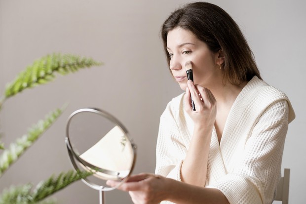 Langkah awal kontur wajah dengan menggunakan base makeup/ foto: Freepik.com/ freepik Langkah awal kontur wajah dengan menggunakan base makeup