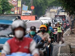 Masyarakat Kembali Bekerja, Lalin di Sawangan Depok Macet Masyarakat Kembali Bekerja, Lalin di Sawangan Depok Macet