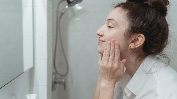Mencuci wajah terlalu sering merupakan kebiasaan buruk yang bisa menambah komedo.