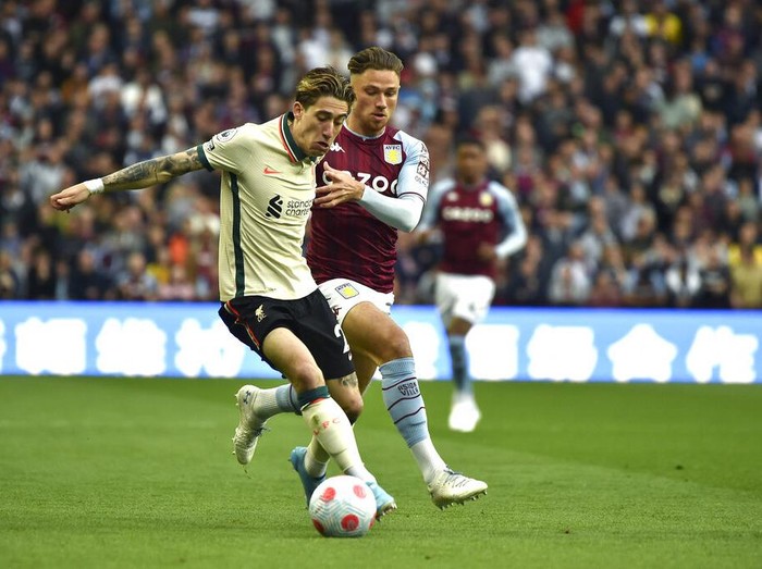 Menjaga Asa Juara, Liverpool Susah Payah Taklukan Aston Villa Liverpool's Kostas Tsimikas, left, and Aston Villa's Matty Cash fight for the ball during the English Premier League soccer match between Aston Villa and Liverpool at Villa Park in Birmingham, England, Tuesday, May 10, 2022. (AP Photo/Rui Vieira)