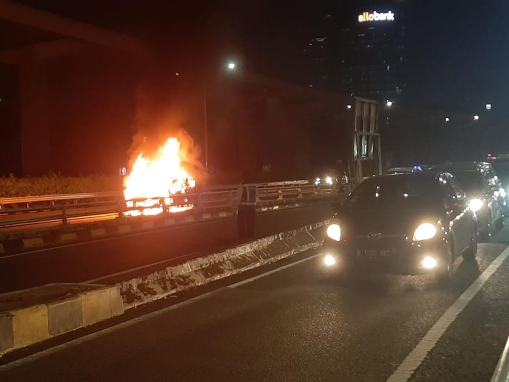 Detik-detik Mobil Terbakar di Tol Kuningan, Api Berkobar dengan Cepat