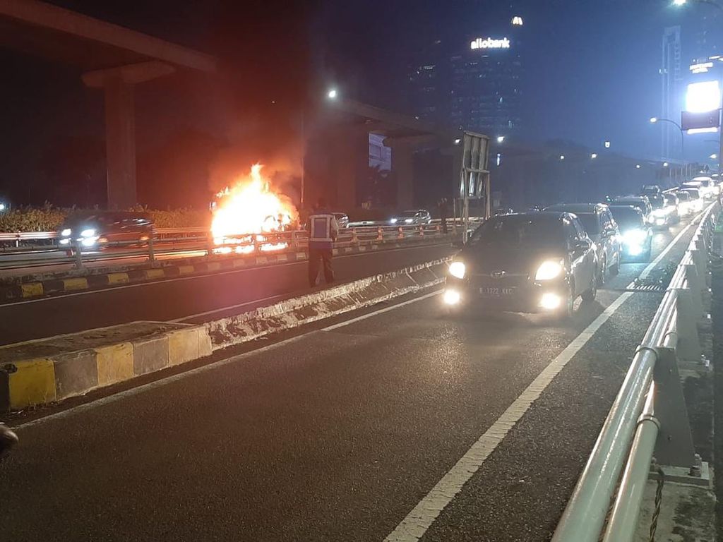 Api Hanguskan Mobil H-RV di Tol Kuningan Berasal dari Kap Mesin