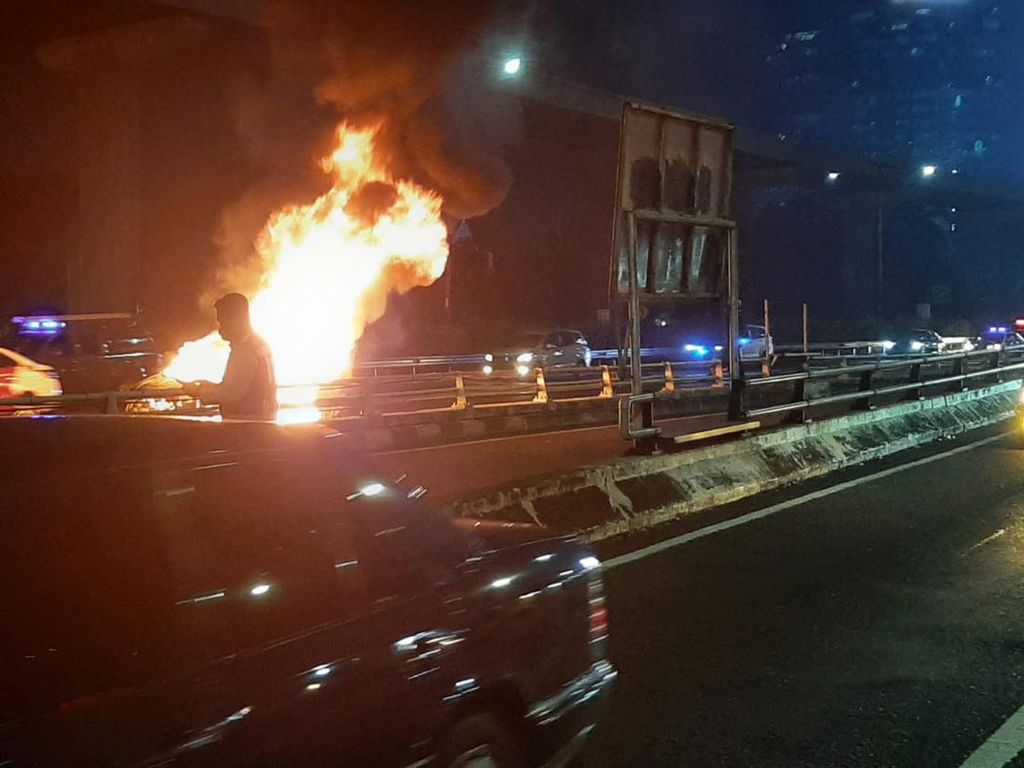 Sebuah Mobil Terbakar di Tol Kuningan Arah Cawang, Lalin Tersendat