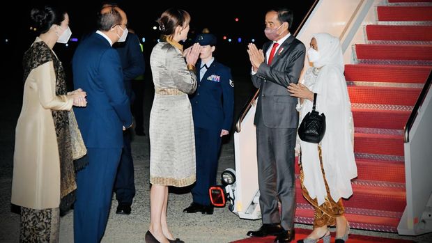 Momen Jokowi dan Rombongan Tiba di Washington DC AS Presiden Joko Widodo (Jokowi) dan Iriana Joko Widodo beserta rombongan tiba di Pangkalan Militer Andrews, Washington DC, Amerika Serikat.