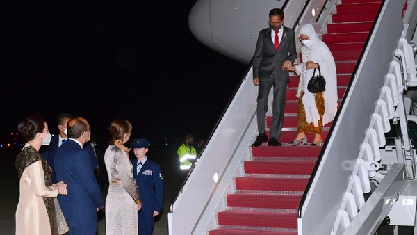 Momen Jokowi dan Rombongan Tiba di Washington DC AS Presiden Joko Widodo (Jokowi) dan Iriana Joko Widodo beserta rombongan tiba di Pangkalan Militer Andrews, Washington DC, Amerika Serikat.