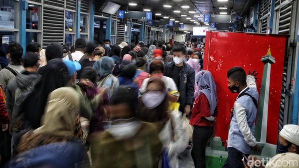 Pasca Libur Lebaran, Penumpang TransJakarta Membludak Lagi