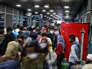 Pasca Libur Lebaran, Penumpang TransJakarta Membludak Lagi Pasca Libur Lebaran, Penumpang TransJakarta Membludak Lagi