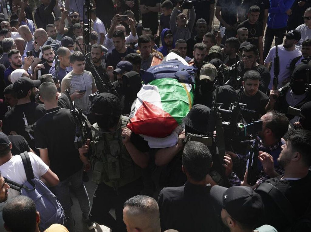 Tak Reda Aksi Bengis Polisi Israel di Sela Pemakaman Jurnalis Al Jazeera Tak Reda Aksi Bengis Polisi Israel di Sela Pemakaman Jurnalis Al Jazeera