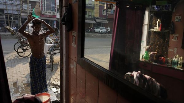 Potret Cuaca Ekstrem di India, Suhu Tembus 40 Derajat-Dihantam Badai