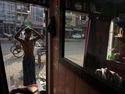 Potret Cuaca Ekstrem di India, Suhu Tembus 40 Derajat-Dihantam Badai