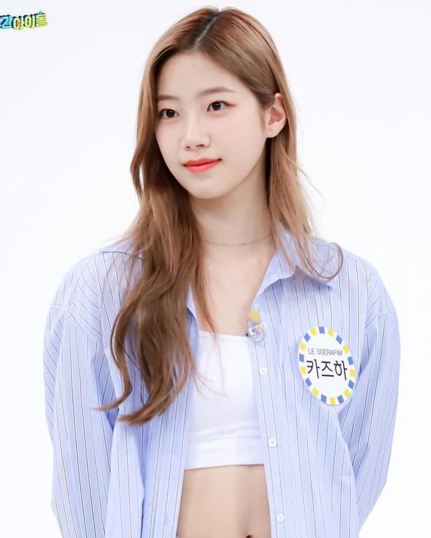 Potret terbaru Kazuha LE SERAFIM dalam acara Weekly Idol/ Foto: twitter.com/mbcweeklyidol Potret terbaru Kazuha LE SERAFIM dalam acara Weekly Idol