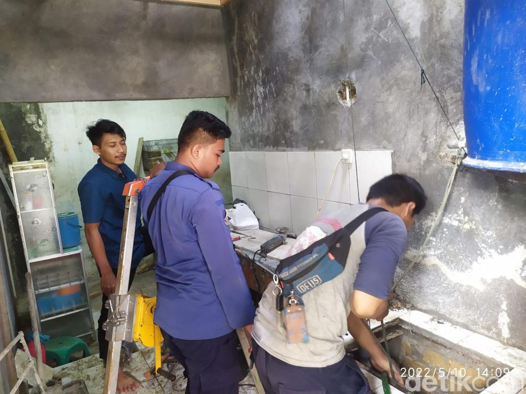 Damkar Evakuasi Dompet Warga Masuk Sumur 16 Meter di Bogor