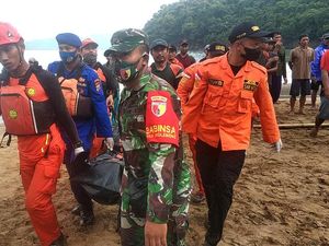 Wisatawan yang Tenggelam di Pantai Konang Trenggalek Ditemukan Tewas Wisatawan yang Tenggelam di Pantai Konang Trenggalek Ditemukan Tewas