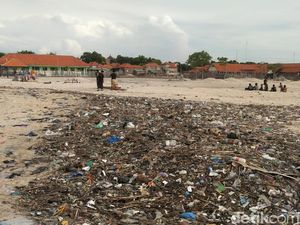 Snapshot: Sampah yang Bikin Pulau Mandangin Sampang Tak Nyaman
