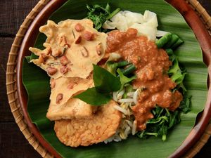 Makanan Favorit Presiden Indonesia hingga Restoran dengan Kursi Miring