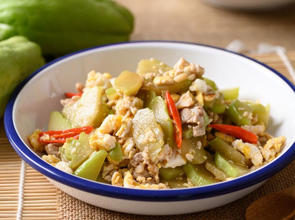 Resep Tumis Labu Siam dan Ayam yang Segar Gurih untuk Makan Siang