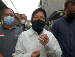 Mensos Risma Jenguk Warga Bekasi Pengidap Epilepsi, Beri Uang Rp 58 Juta