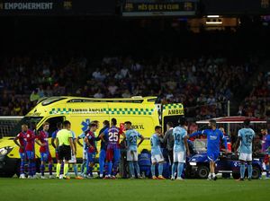 Momen Ronald Araujo Beknya Barca Keluar Lapangan dengan Ambulans