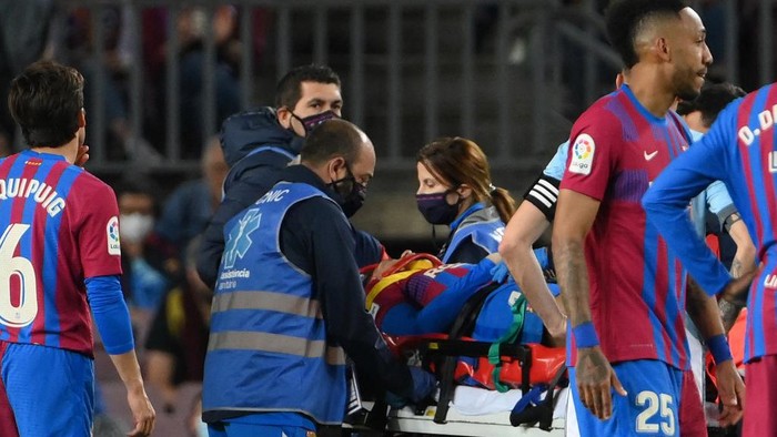 Barcelonas Uruguayan defender Ronald Araujo, on a stretcher, is evacuated by ambulance after an injury, during the Spanish league football match between FC Barcelona and RC Celta de Vigo at the Camp Nou stadium in Barcelona on May 10, 2022. (Photo by LLUIS GENE / AFP)