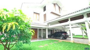 8 Potret Rumah Camelia Malik, Perpaduan Gaya Klasik dengan Taman Asri