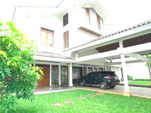 8 Potret Rumah Camelia Malik, Perpaduan Gaya Klasik dengan Taman Asri 8 Potret Rumah Camelia Malik, Perpaduan Gaya Klasik dengan Taman Asri