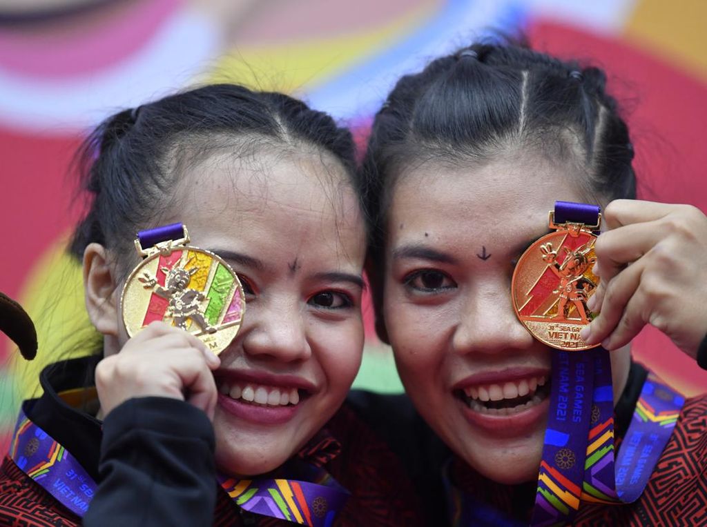 Senyum Manis Pesilat Ganda Putri Raih Emas SEA Games Vietnam