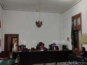 Kasus Dana Hibah, Eks Ketua Kadin Jabar Divonis 1,5 Tahun Bui Kasus Dana Hibah, Eks Ketua Kadin Jabar Divonis 1,5 Tahun Bui