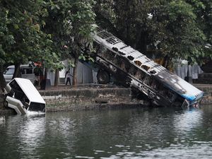 Sri Lanka Dilanda Krisis, Mobil-mobil Pejabat Dibuang Demonstran ke Sungai Sri Lanka Dilanda Krisis, Mobil-mobil Pejabat Dibuang Demonstran ke Sungai