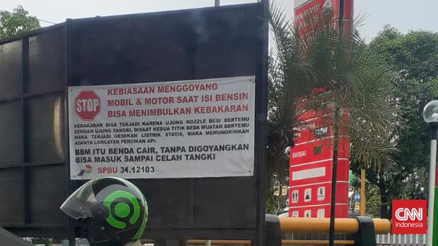 SPBU Pertamina 34.12103 di Jalan TB Simatupang, Jakarta Selatan memajang spanduk yang meminta masyarakat berhenti menggoyang mobil atau motor saat isi BBM karena berisiko kebakaran.
