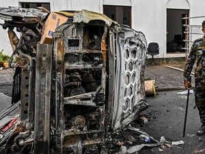 Rumah Pejabat Dibakar Massa, Tentara Sri Lanka Diperintahkan Tembak Perusuh