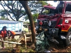 Mobil Tangki Diduga Diseruduk Truk Dum-Tabrak Pohon di Klungkung