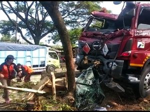 Mobil Tangki Diduga Diseruduk Truk Dum-Tabrak Pohon di Klungkung Mobil Tangki Diduga Diseruduk Truk Dum-Tabrak Pohon di Klungkung