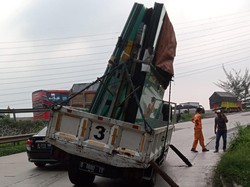 Tol Cikunir Arah Jakarta Macet 4 Km Gegara Truk Patah As