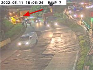 Truk Patah As di Cikunir Masih Dievakuasi, Tol Arah Jakarta Macet 25 Km Truk Patah As di Cikunir Masih Dievakuasi, Tol Arah Jakarta Macet 25 Km