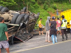 Truk Dikemudikan Pria Sukabumi Terguling di Tanjakan Gentong