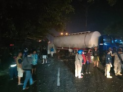 Truk Trailer Pecah Ban Hantam PJU Singosari, Sopir Meninggal di Lokasi