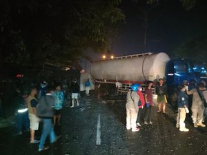 Truk Trailer Pecah Ban Hantam PJU Singosari, Sopir Meninggal di Lokasi Truk Trailer Pecah Ban Hantam PJU Singosari, Sopir Meninggal di Lokasi