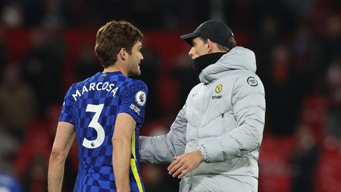 Soccer Football - Premier League - Manchester United v Chelsea - Old Trafford, Manchester, Britain - April 28, 2022 Chelsea manager Thomas Tuchel with Marcos Alonso after the match REUTERS/Phil Noble EDITORIAL USE ONLY. No use with unauthorized audio, video, data, fixture lists, club/league logos or live services. Online in-match use limited to 75 images, no video emulation. No use in betting, games or single club /league/player publications.  Please contact your account representative for further details.