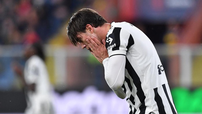 Soccer Football - Serie A - Genoa v Juventus - Stadio Comunale Luigi Ferraris, Genoa, Italy - May 6, 2022  Juventus Dusan Vlahovic reacts REUTERS/Jennifer Lorenzini