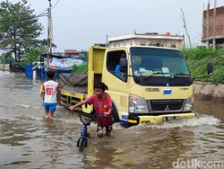 Banjir di Gembor Tangerang Masih 60 Cm, Motor Tak Bisa Lewat