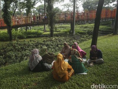 Yuk, Piknik di Taman Tebet Eco Park yang Asri Banget