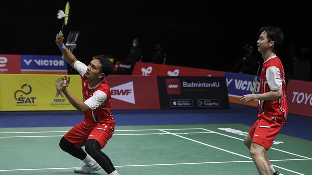 Pebulu tangkis ganda putra Indonesia Mohammad Ahsan (kiri) dan Kevin Sanjaya Sukamuljo (kanan) mengembalikan kok saat melawan pebulu tangkis ganda putra Korea Selatan Kang Minhyuk dan Seo Seungjae dalam pertandingan babak penyisihan grup A Piala Thomas 2022 di Impact Arena, Bangkok, Thailand, Rabu (11/5/2022). Mohammad Ahsan/Kevin Sanjaya Sukamuljo kalah dari ganda putra Korsel dengan skor 18-21, 21-13 dan 12-21. ANTARA FOTO/M Risyal Hidayat/aww.