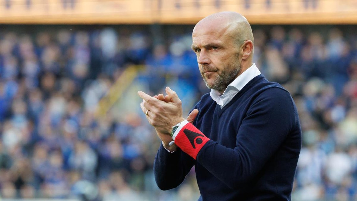 Pelatih Ajax, Alfred Schreuder, menuntut tim asuhannya tampil penuh nyali melawan Liverpool. (Foto: BELGA via Reuters Connect/KURT DESPLENTER)