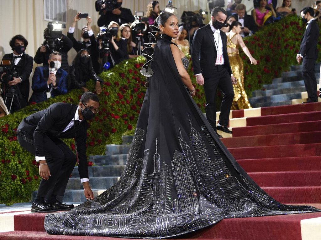 Kontroversi Jubah Alicia Keys di MET Gala, Jiplak Karya Desainer Malaysia? Kontroversi Jubah Alicia Keys di MET Gala, Jiplak Karya Desainer Malaysia?