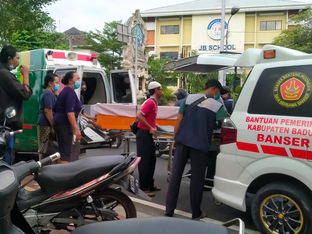 Ambulans yang Ditabrak Pemotor di Kuta Ternyata Angkut Jenazah