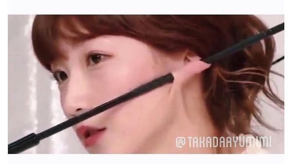 Foto Wanita Cantik Viral karena Kupingnya Elastis, Bisa Dipakai Pegang Payung