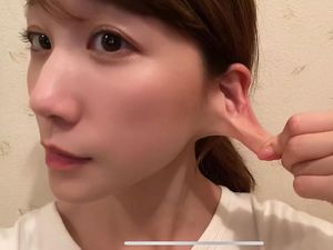 Viral Wanita Bertelinga Elastis, Bisa Dipakai Pegang Payung & Tongkat Selfie