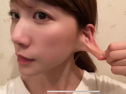 Viral Wanita Bertelinga Elastis, Bisa Dipakai Pegang Payung & Tongkat Selfie