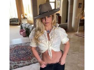 Sama-sama Foto Tanpa Busana: Hilary Duff Dipuji, Britney Spears Kena Julid Sama-sama Foto Tanpa Busana: Hilary Duff Dipuji, Britney Spears Kena Julid