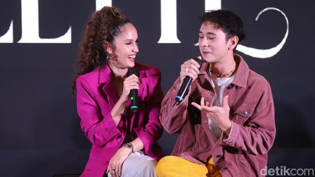Cinta Laura dan Jerome Kurnia saat konferensi pers series Daniel & Nicolette di Jakarta, Rabu, (11/5/2022).